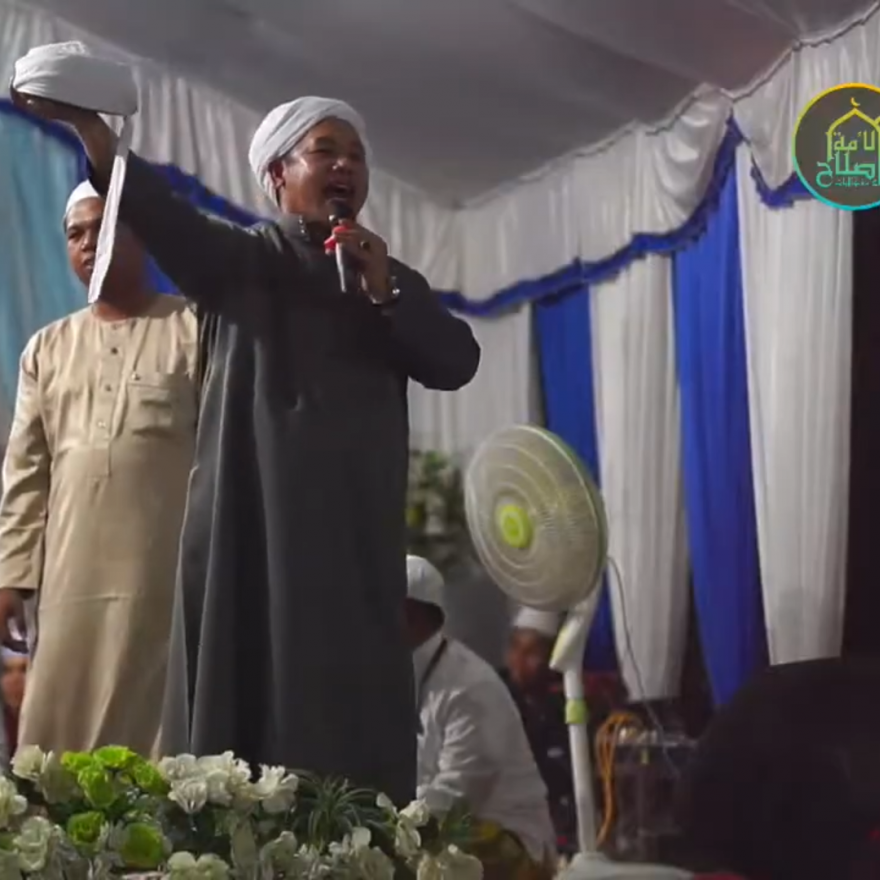 Warga Desa Mangkalawat gelar Saprah Amal, bertempat di halaman Musholla Ishlahul Ummah